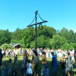 Ples za plodnost i cvetni venci u magičnoj noći: Kako je Midsommar proslavljen u Švedskoj?