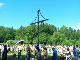 Ples za plodnost i cvetni venci u magičnoj noći: Kako je Midsommar proslavljen u Švedskoj?